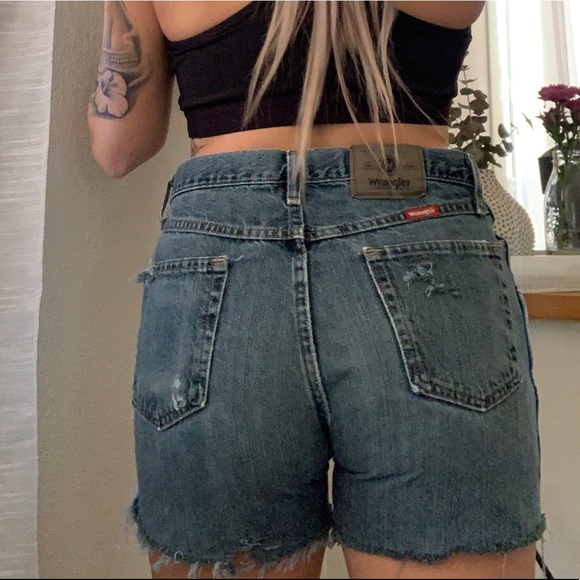 Women’s vintage distressed wrangler jean shorts - Picture 3 of 6